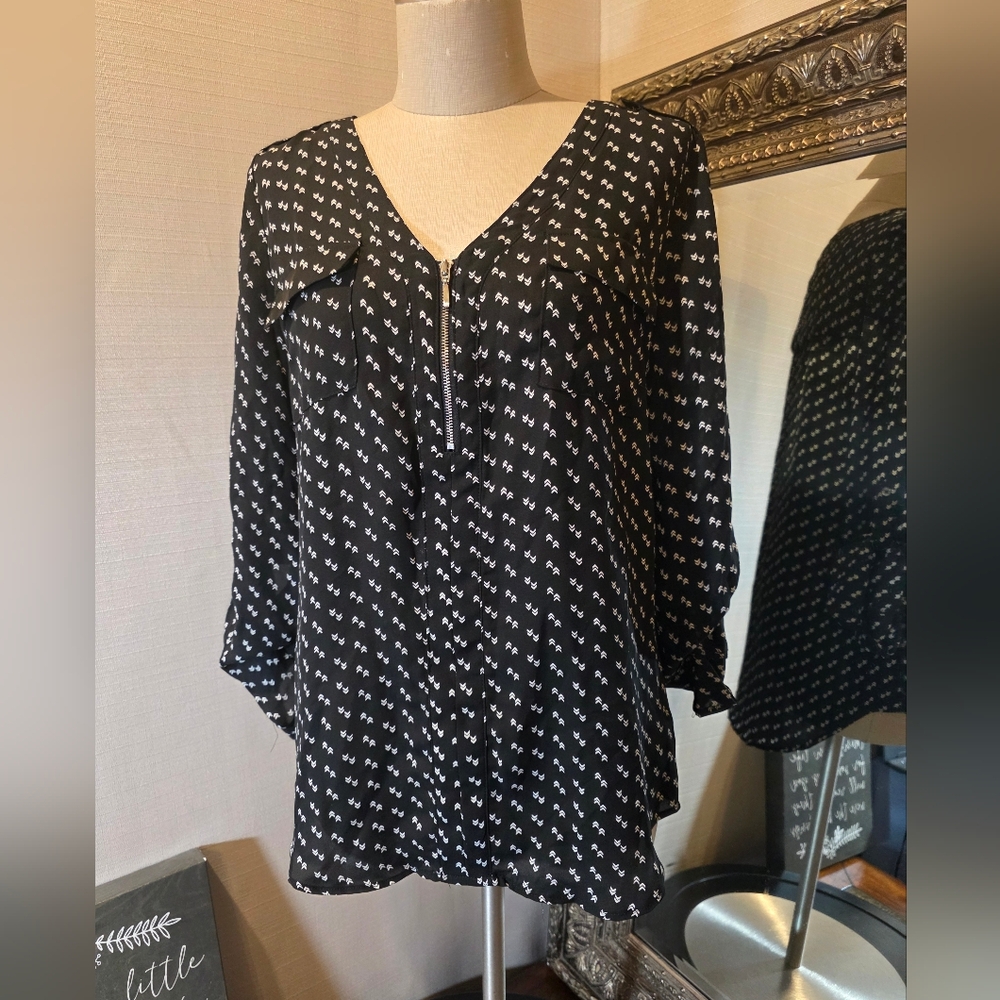 Candie's Black and White Chevron Top.  Sz MED.  EUC!